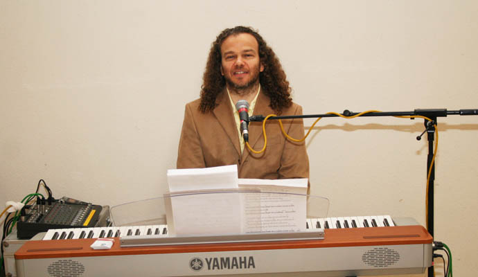 Willkommen liebe Seele... Tino hinter dem E-Piano