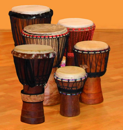 Auf der Djembe Trommeln lernen Trommelset mit mehreren Djemben (Trommeln)